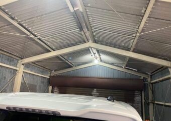 雨漏りする折半屋根の解体工事