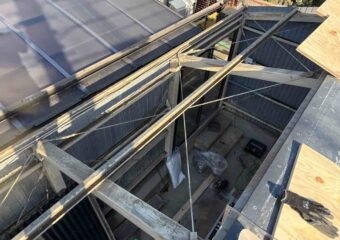 雨漏りする折半屋根の解体工事